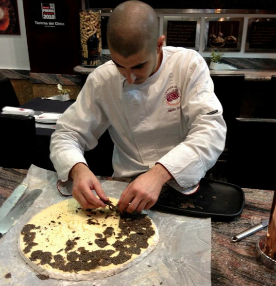 Antonio trufando un Brie con trufa negra melanosporum