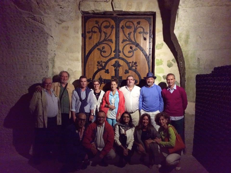 Los Taverneros bien rodeados de botellas en las bodegas Taittinger (Reims )